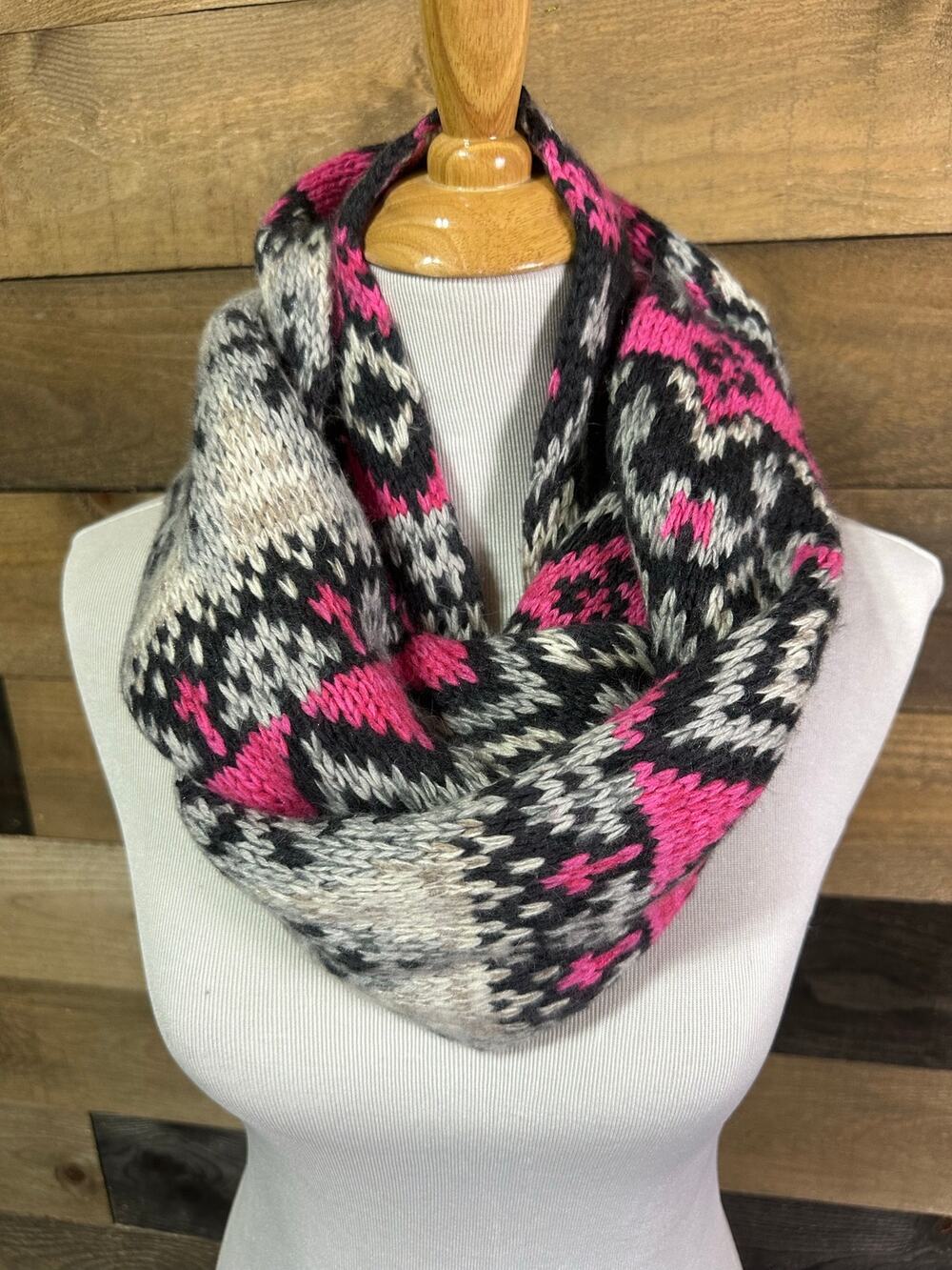 AMERICAN EAGLE OUTFITTERS Knit Fair Isle Infinity Scarf Gray Pink O/S